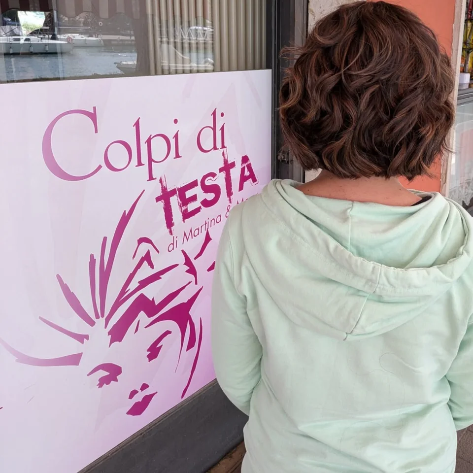 Caschetto castano mosso fotografato al salone Colpi di testa